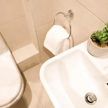 아파트 Lovely Flat On Bath Road - Flat 6 *