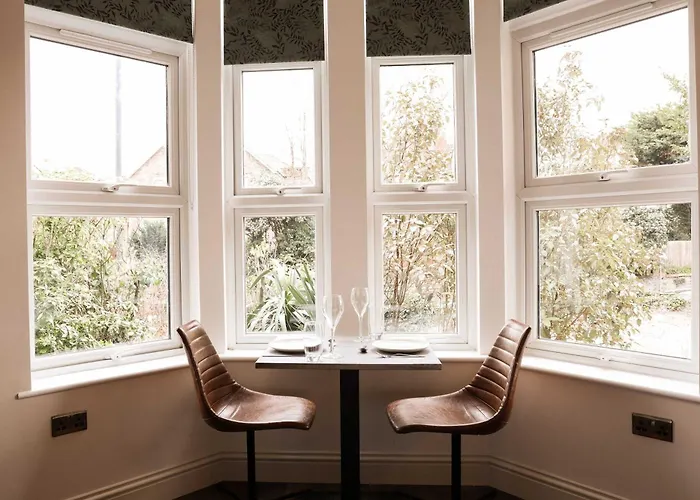 Lovely Flat On Bath Road - Flat 6 *