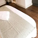 شقة Lovely Flat On Bath Road - Flat 6 *