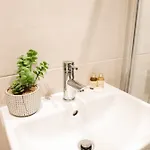 Lovely Flat On Bath Road - Flat 6 شقة *