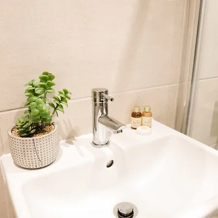 Lovely Flat On Bath Road - Flat 6 Lägenhet *