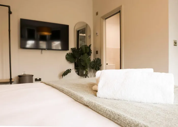 Lovely Flat On Bath Road - Flat 6 Apartment *